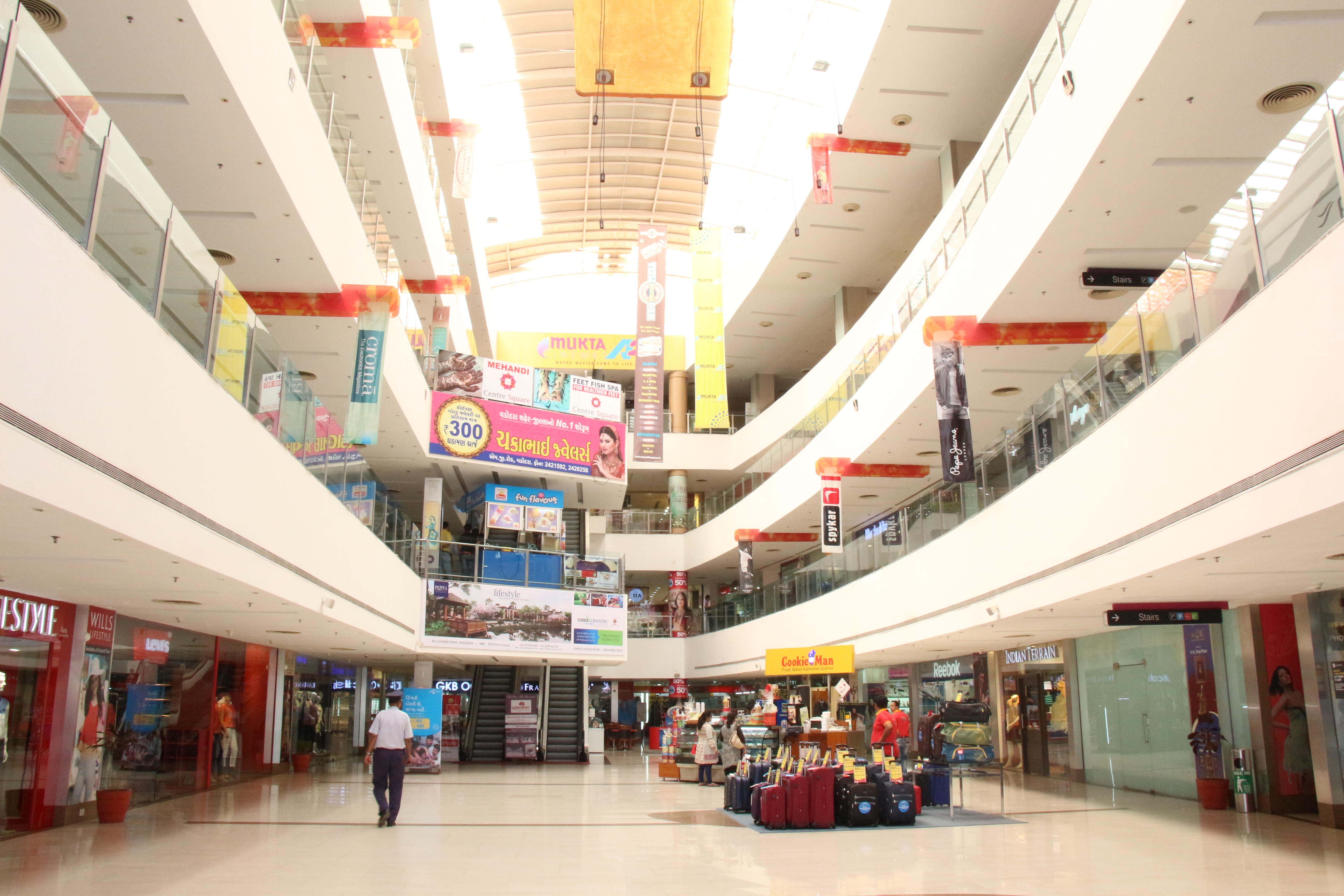 shopping malls in vadodara, shopping mall in vadodara, centre square mall in vadodar, centre square mall, malls in vadodara, shopping mall, centre square mall, food court in vadodara